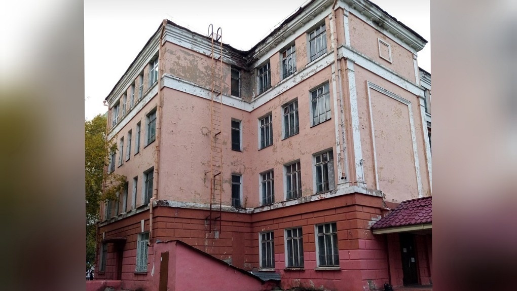 Аварийное здание школы №57 начали сносить в Новосибирске. ВИДЕО