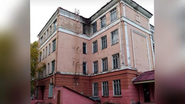 Аварийное здание школы №57 начали сносить в Новосибирске. ВИДЕО