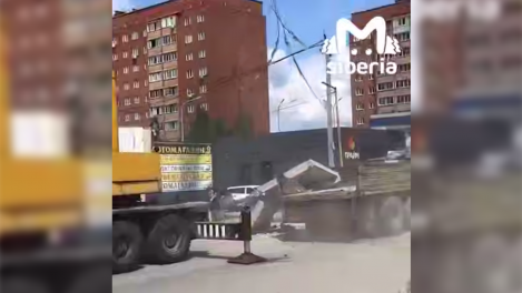 Бетонная плита едва не раздавила прохожих в Новосибирске: шокирующее видео