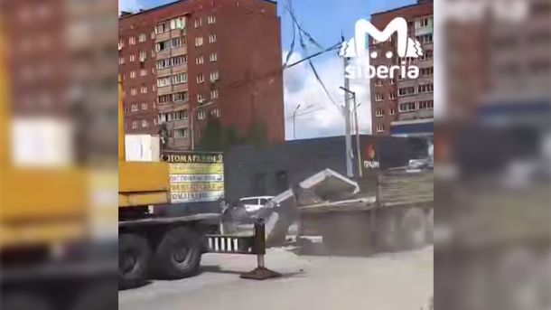 Бетонная плита едва не раздавила прохожих в Новосибирске: шокирующее видео