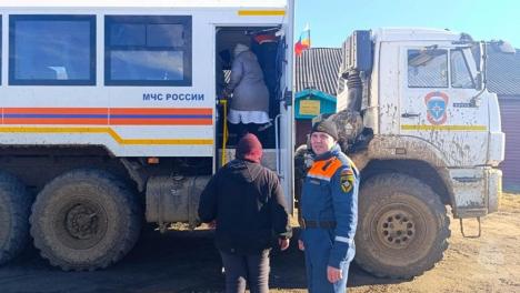 Омские спасатели доставили в больницу беременную женщину через растаявшие дороги