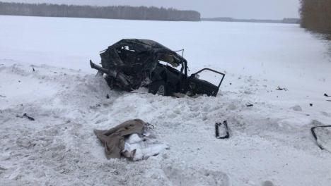 Один человек погиб, второй в реанимации. Под Омском легковушка залетела под большегруз