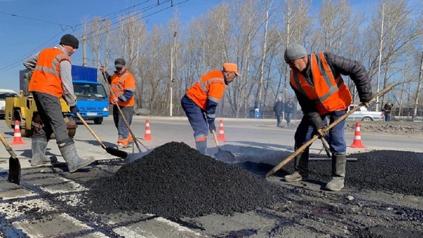 Старт дан. Ремонтировать омские дороги начнут на майских праздниках