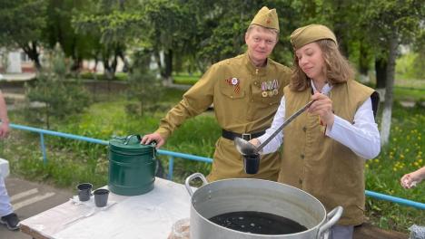 У роддома в Омске развернули полевую кухню ко Дню Победы