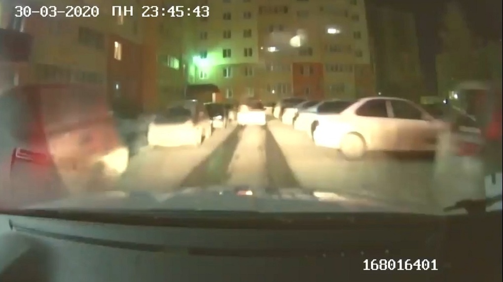 В Новосибирске сотрудник ГИБДД остановил водителя — нарушителя с помощью пистолета