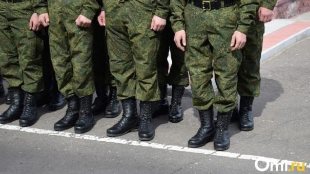 Плакаты с призывом служить в армии по контракту распространяют в Новосибирске