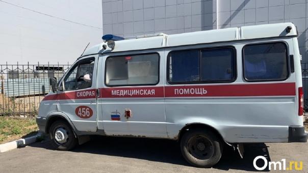 Под окнами многоэтажки на улице Богдана Хмельницкого прохожие нашли труп 28-летнего омича