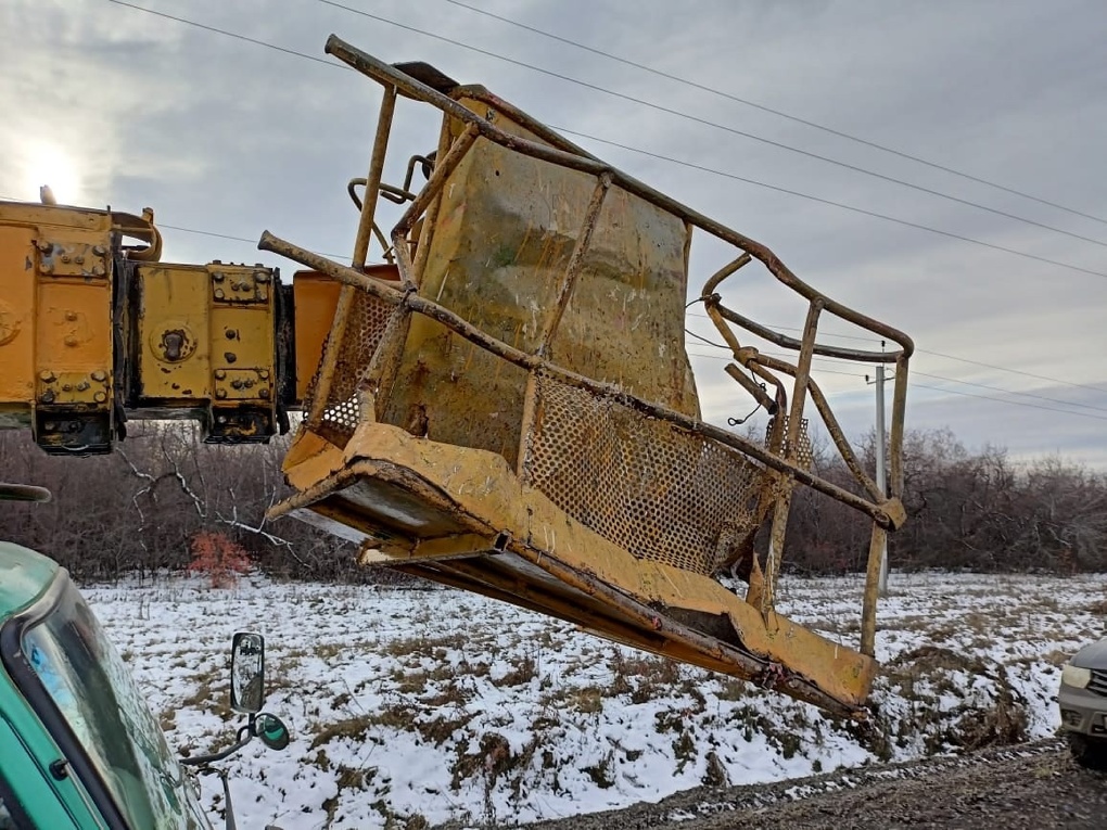 Грузовой поезд столкнулся с автовышкой в Омской области
