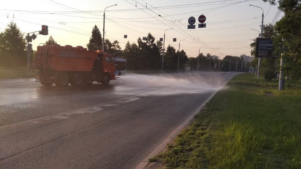 В Омске охлаждают дороги из-за аномальной жары