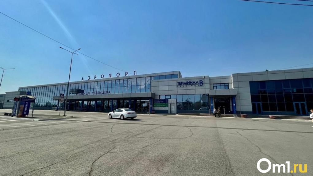 В Омском аэропорту задержали рейсы