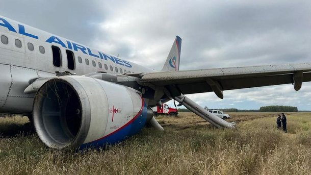 Появились фото с места аварийной посадки самолёта с омичами в поле