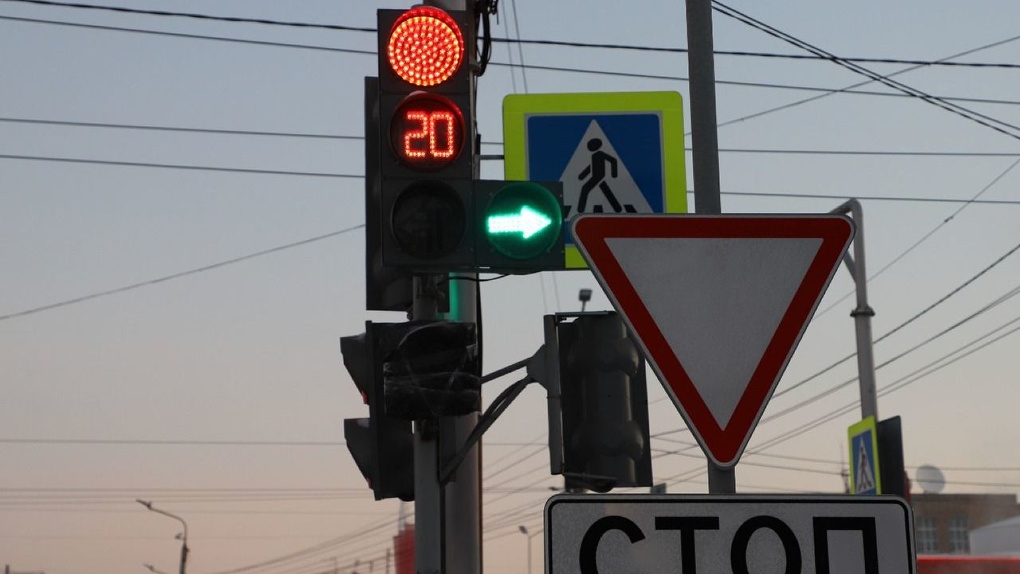 В Омске на перекрёстке Гусарова - Фрунзе - Булатова изменили работу светофора