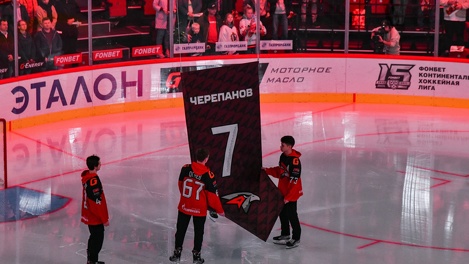Под своды G-Drive Арены подняли баннер с 7 номером нападающего Алексея Черепанова