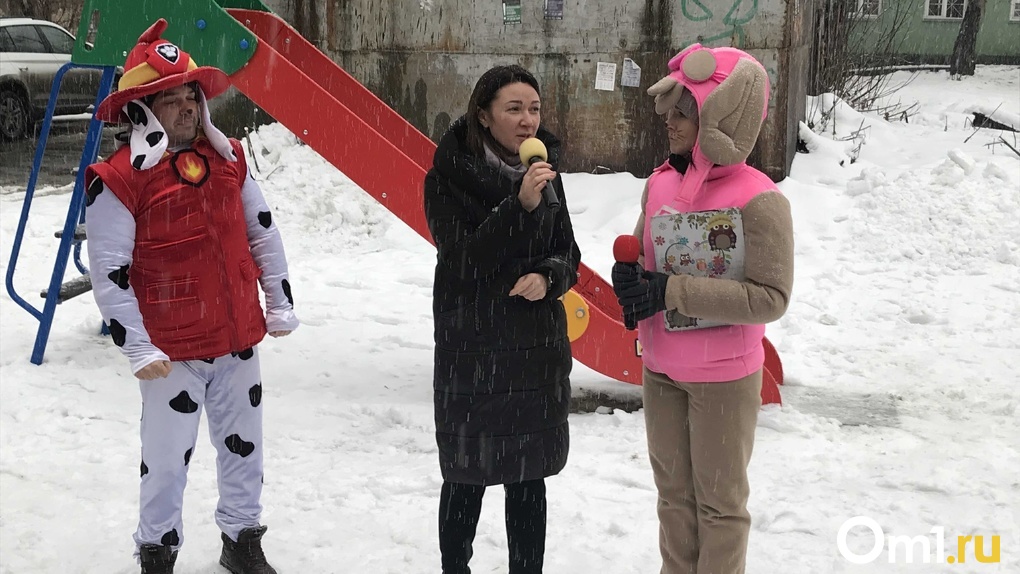 Депутат горсовета открыла детскую площадку в новосибирском микрорайоне Аэропорт