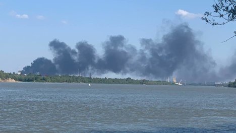 В Омске произошёл крупный пожар в производственном здании в Нефтяниках