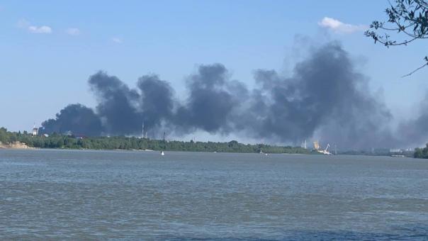 В Омске произошёл крупный пожар в производственном здании в Нефтяниках