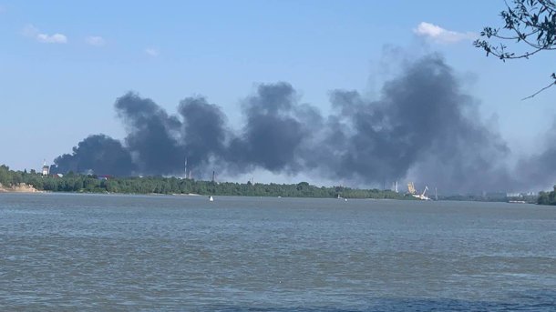 В Омске произошёл крупный пожар в производственном здании в Нефтяниках