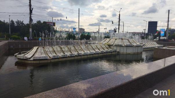 Омичей возмутил вид фонтана у музыкального театра