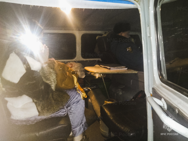 Омские сотрудники МЧС ночью спасли замерзающую девушку на федеральной трассе