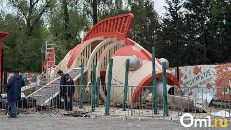 В омском парке «Вокруг света» строят детскую площадку в виде рыбы