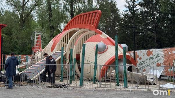 В омском парке «Вокруг света» строят детскую площадку в виде рыбы