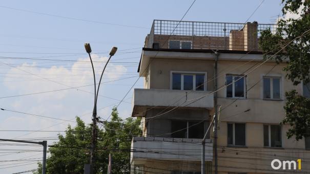 Новосибирские спасатели обнаружили тело мужчины в запертой квартире