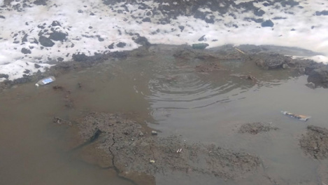 В Новосибирске два дня затапливает улицу из-за прорыва трубы. ВИДЕО