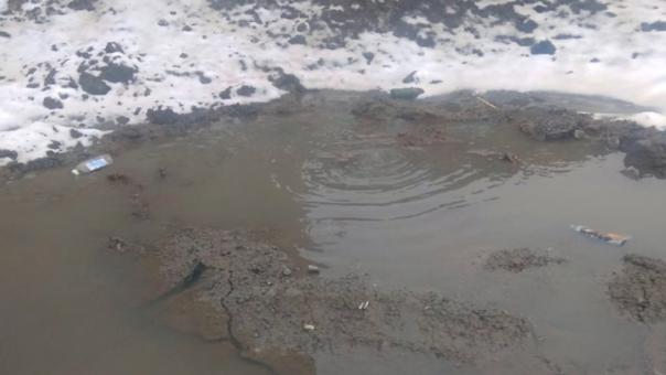 В Новосибирске два дня затапливает улицу из-за прорыва трубы. ВИДЕО