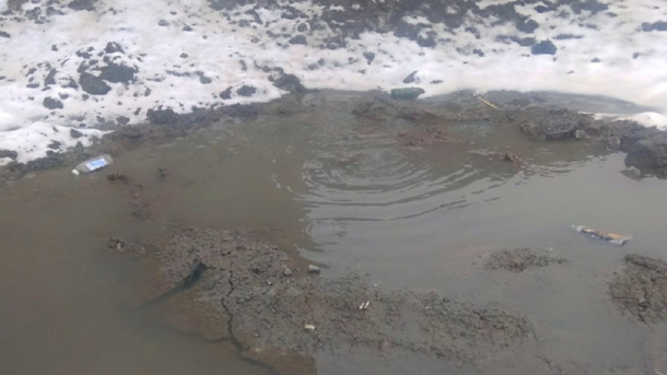 В Новосибирске два дня затапливает улицу из-за прорыва трубы. ВИДЕО