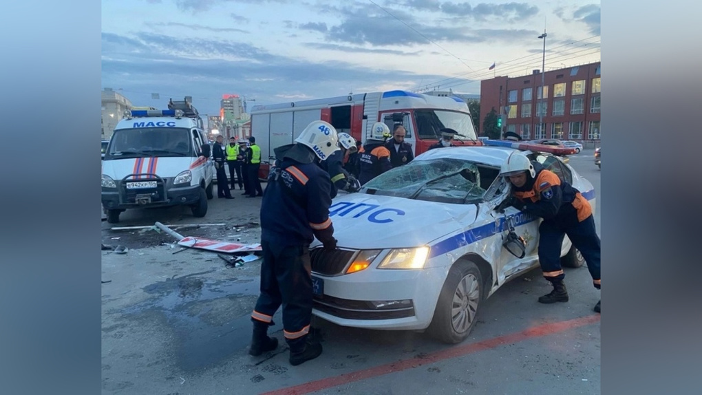 Lexus врезался в патрульный автомобиль ДПС в центре Новосибирска