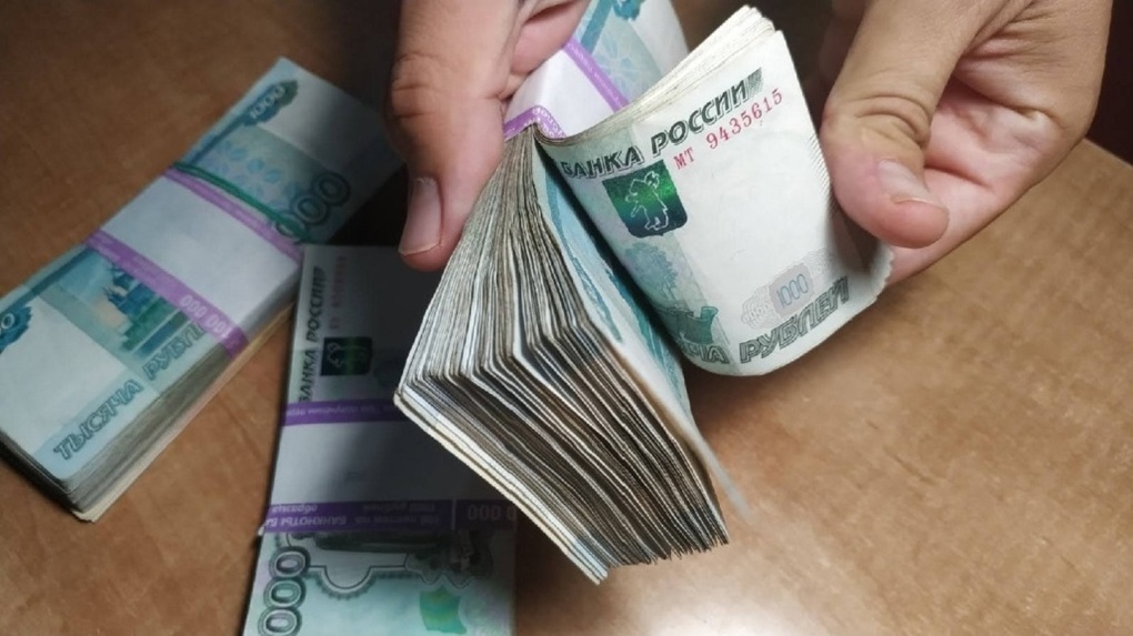 Оставил улику: в Омске у ТЦ Кристалл неизвестный взломал автомат с деньгами