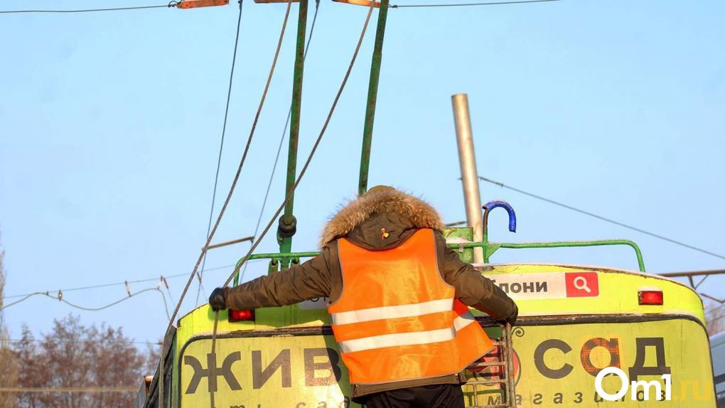 В центре Омска эффектно пробило троллейбусный провод