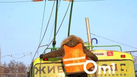 В центре Омска эффектно пробило троллейбусный провод