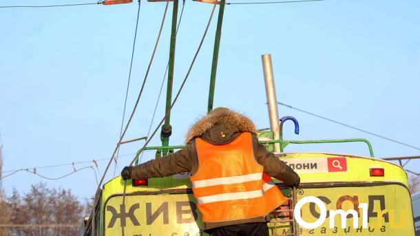 В центре Омска эффектно пробило троллейбусный провод