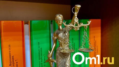 Суд постановил снести крышу магазина, которая нависла над магазином омича
