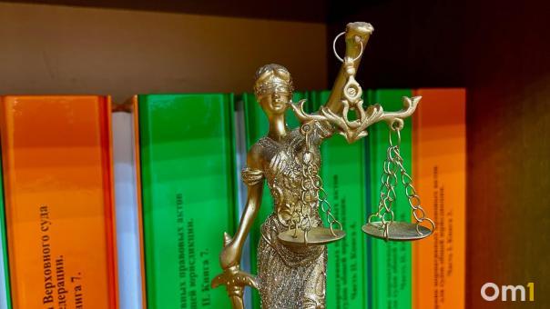 Суд постановил снести крышу магазина, которая нависла над магазином омича
