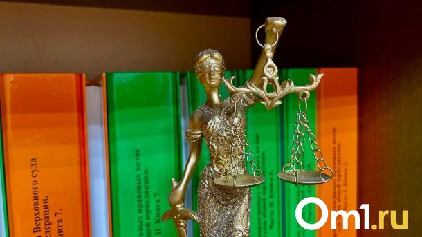 Суд постановил снести крышу магазина, которая нависла над магазином омича