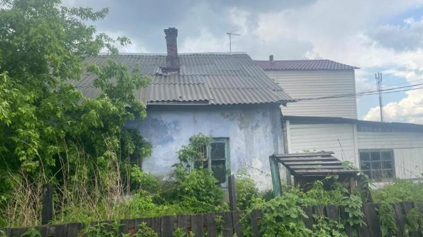 В омском доме, признанном аварийным, обрушился потолок