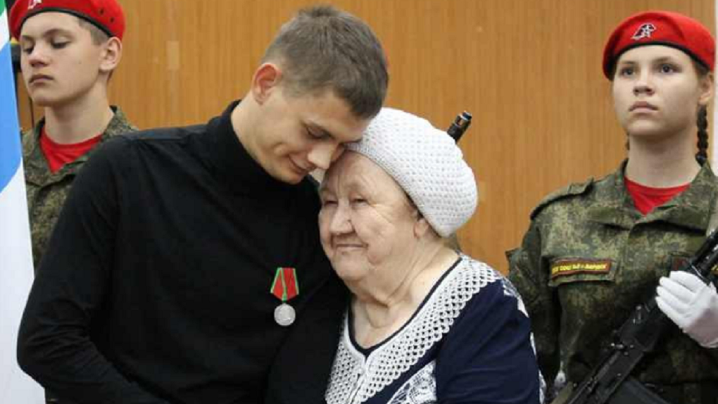 Ефрейтору Александру Макарову из Бердска вручили медаль Суворова за подвиги во время спецоперации