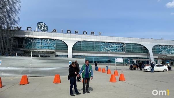 Таможенники задержали мужчину в новосибирском аэропорту Толмачёво из-за парикмахерских инструментов