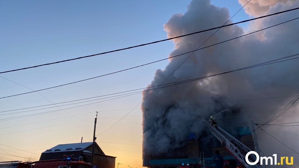 Омск 4 декабря. Пожар в Омске сейчас в Центральном районе. В Омске вспыхнул крупный пожар. Пожар 3 октября Омск в Ленинском округе. Пожар в Омске на машиностроительной 5июня2023.