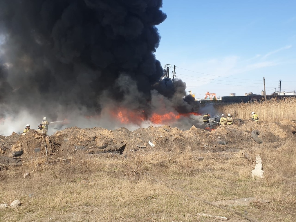 В Омске вновь горят трава, камыш и резина