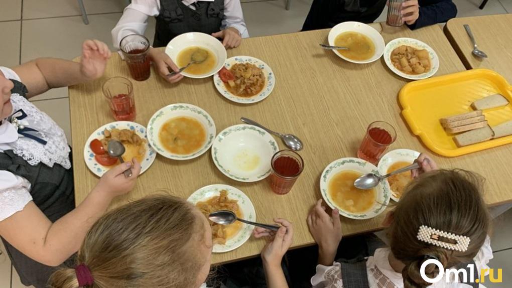 В омских школах нашли 331 нарушение в организации питания