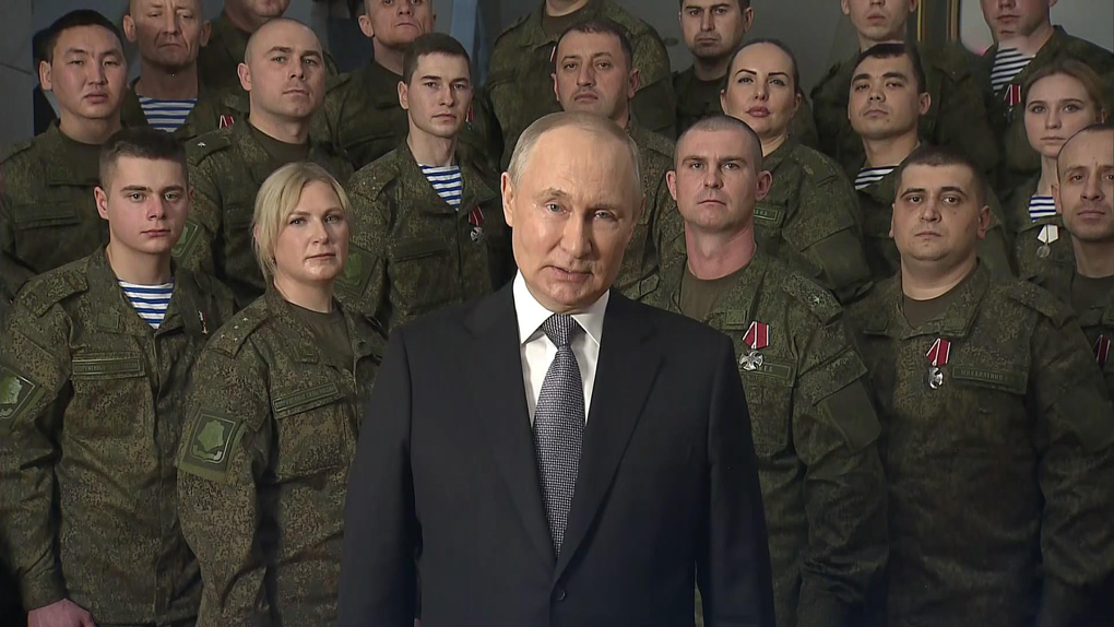 Владимир Путин выступил с новогодним обращением на фоне военнослужащих
