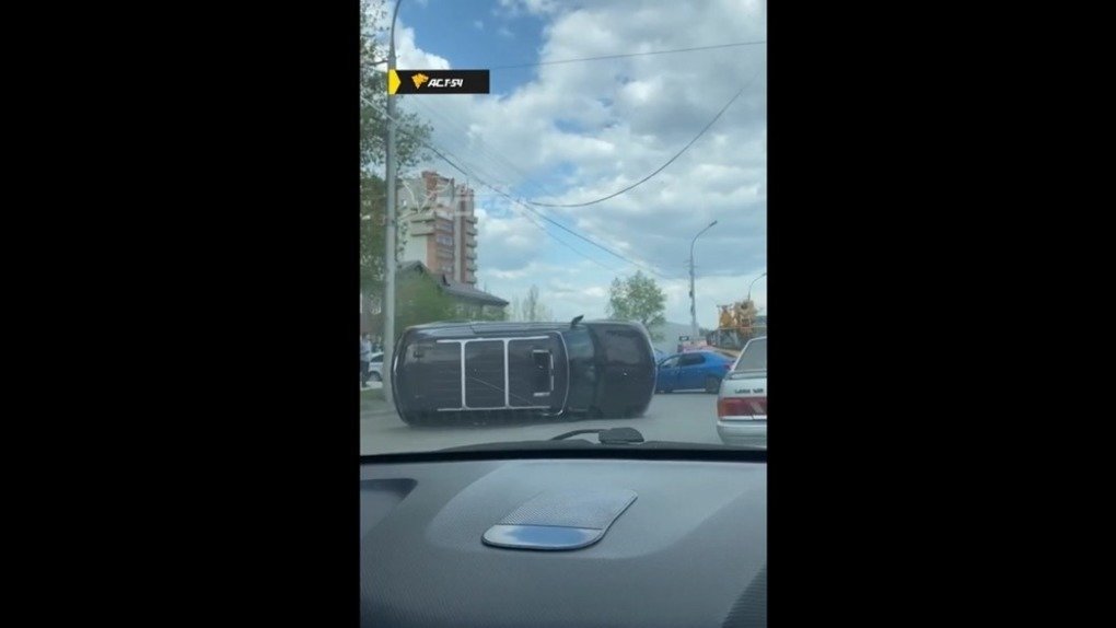 В Ленинском районе Новосибирска в результате жёсткого ДТП перевернулся автомобиль