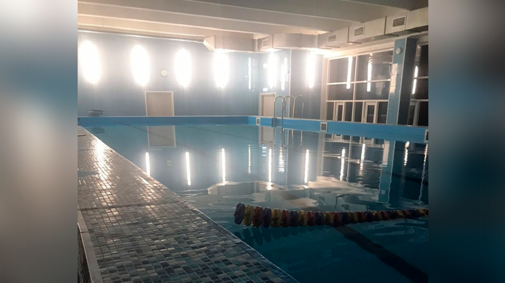 В Новосибирске простились с 2-классницей, захлебнувшейся в школьном бассейне
