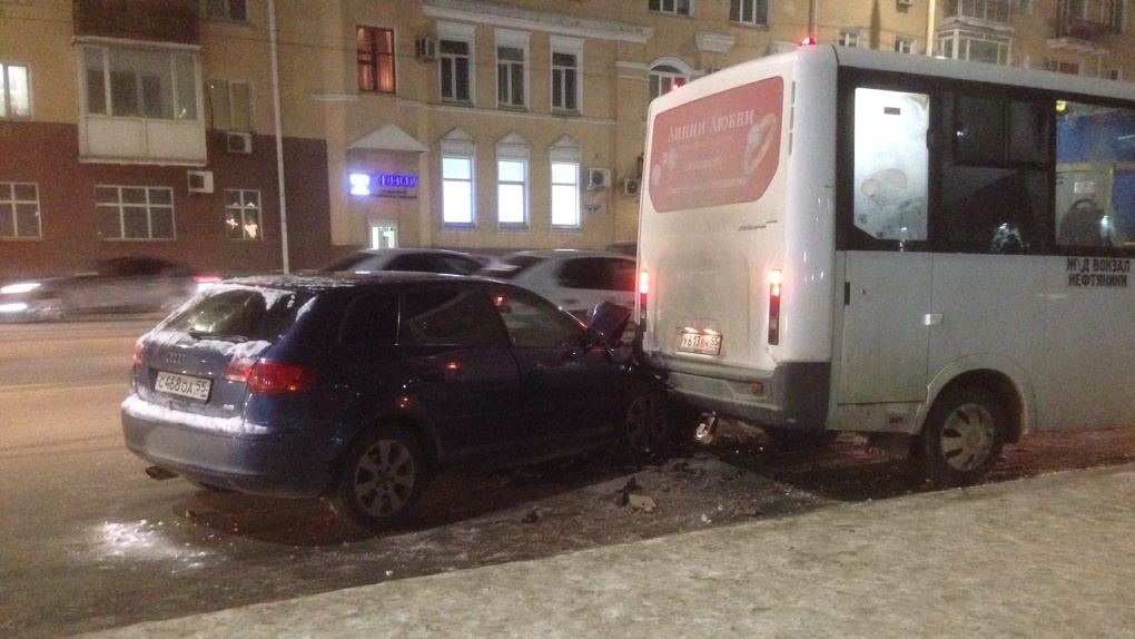 «Аж шапки посрывало». В центре Омска столкнулись маршрутка с пассажирами и иномарка