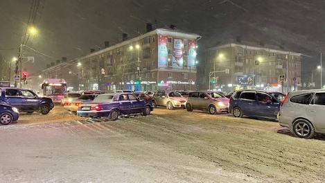 В 10-балльных пробках во время ремонта Ленинградского моста обвинили самих омичей