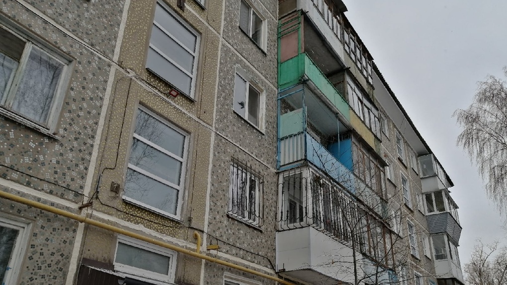 «Мы довольны». Жители омских «судебных» домов выражают признательность за ремонт АО «Омскэлектро»