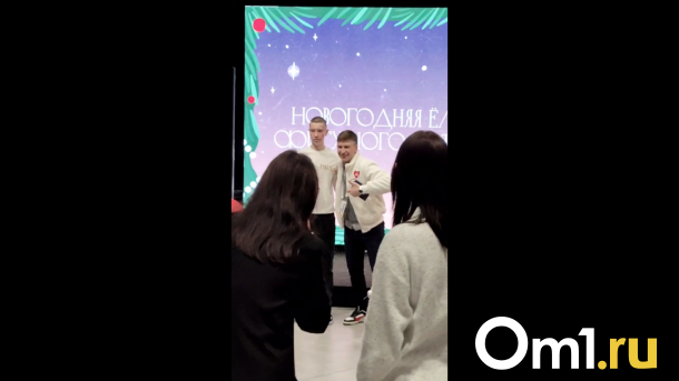 Омичи выстроились в огромную очередь за автографами Алексея Ягудина